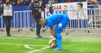 穆雷表现卓越，助力球队取得胜利（穆雷发挥出色，率队取胜）