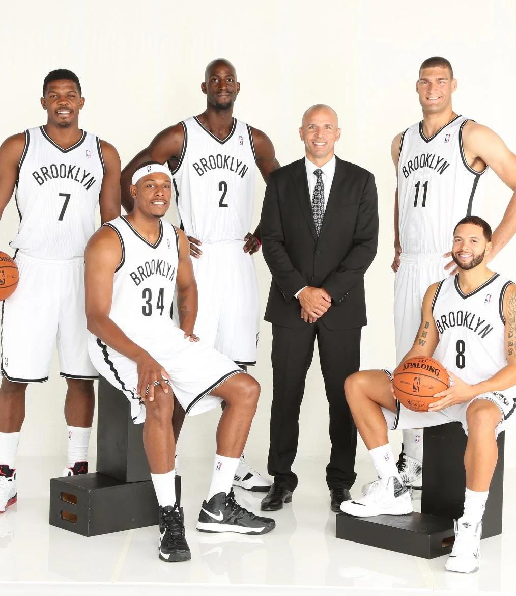 李璇：有个球队主帅最快明天官宣，下赛季应该能换个活法（李璇爆料：某队新帅最快明日官宣，下赛季或迎新气象）