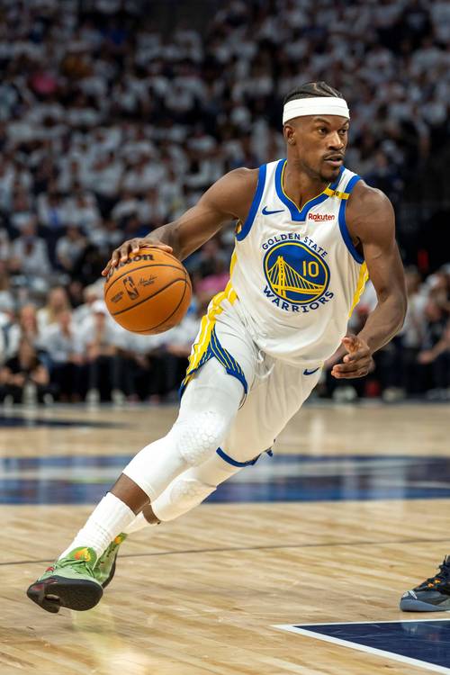 开拓者队记：今天的裁判烂到极点，完全掌控不住局面（开拓者随队记者：今晚裁判表现极差，场面完全失控）