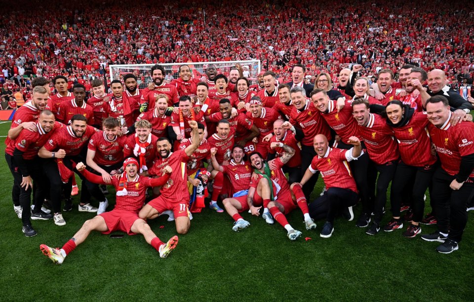 胡尔克完成职业生涯500球里程碑，球迷打出巨型TIFO致敬（胡尔克生涯500球达成，球迷以巨幅TIFO致敬）